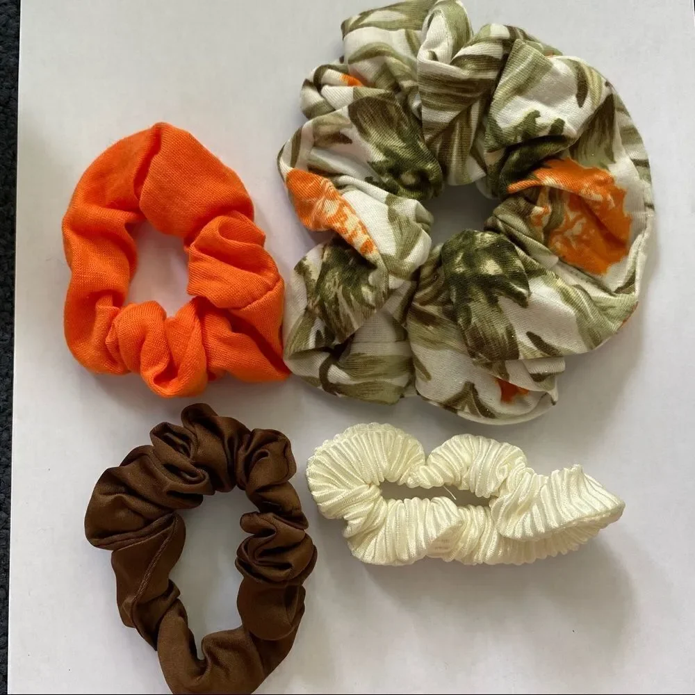 Set of 5 Hair Accessories - 1 Claw Clip, 4 Scrunchies